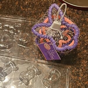 Wilton 4 Piece Easyer Cookie Cutter Set And 3 Halloween Chocolate Molds